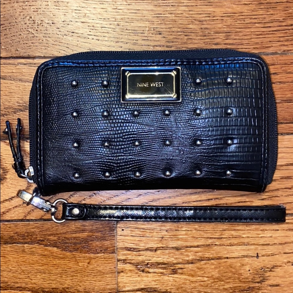 Nine West black wristlet